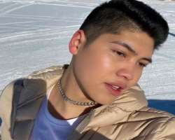 Lourd often wears a thick chain on his neck.
